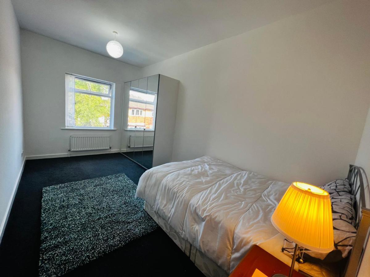 ליברפול Liberty Inn Room With Sharing Toilet And Kitchen מראה חיצוני תמונה