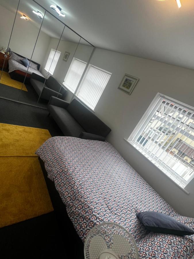 ליברפול Liberty Inn Room With Sharing Toilet And Kitchen מראה חיצוני תמונה